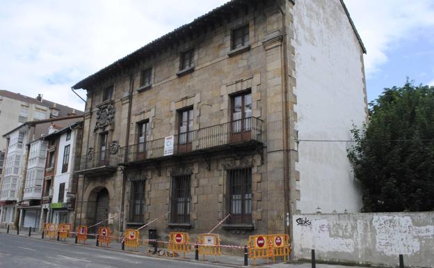 Un desprendimiento en la Casa de los Cossío de Reinosa obliga a acordonar el edificio