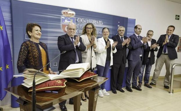 Felicidad Pérez juró ayer su nuevo cargo rodeada de la cúpula de la Consejería de Economía. 