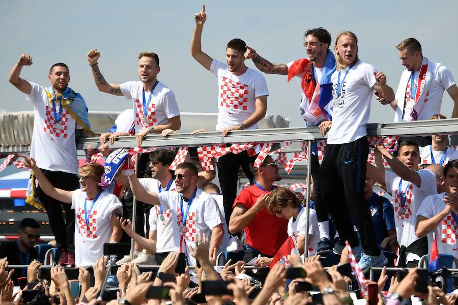 Miles de personas aclaman en Zagreb a los integrantes de la selección croata, subcampeona en el Mundial Rusia. 