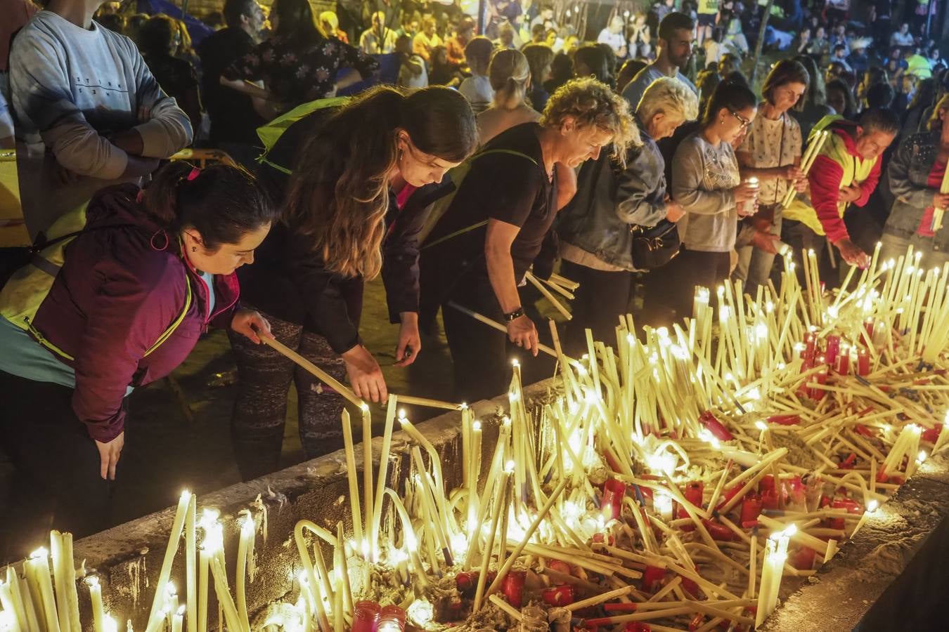 Miles de devotos de la patrona de los marineros se acercan hasta Revilla de Camargo para cumplir con la tradición.