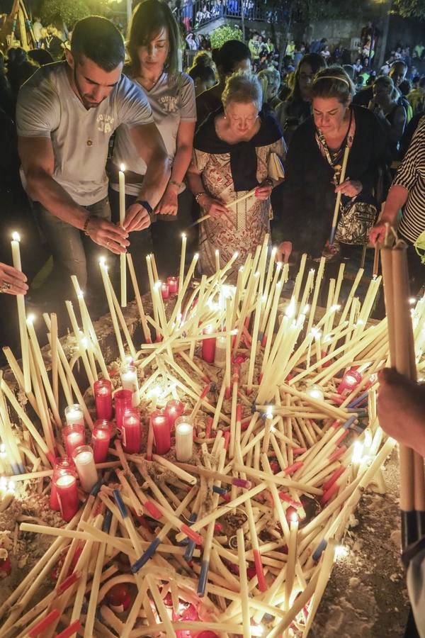 Miles de devotos de la patrona de los marineros se acercan hasta Revilla de Camargo para cumplir con la tradición.