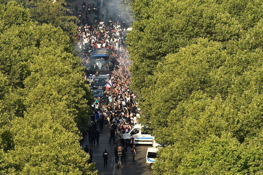 Los 'bleus' entregaron la Copa del Mundo a la afición y celebraron su victoria por las calles de París y en el Palacio del Elíseo con el presidente Emmanuel Macron