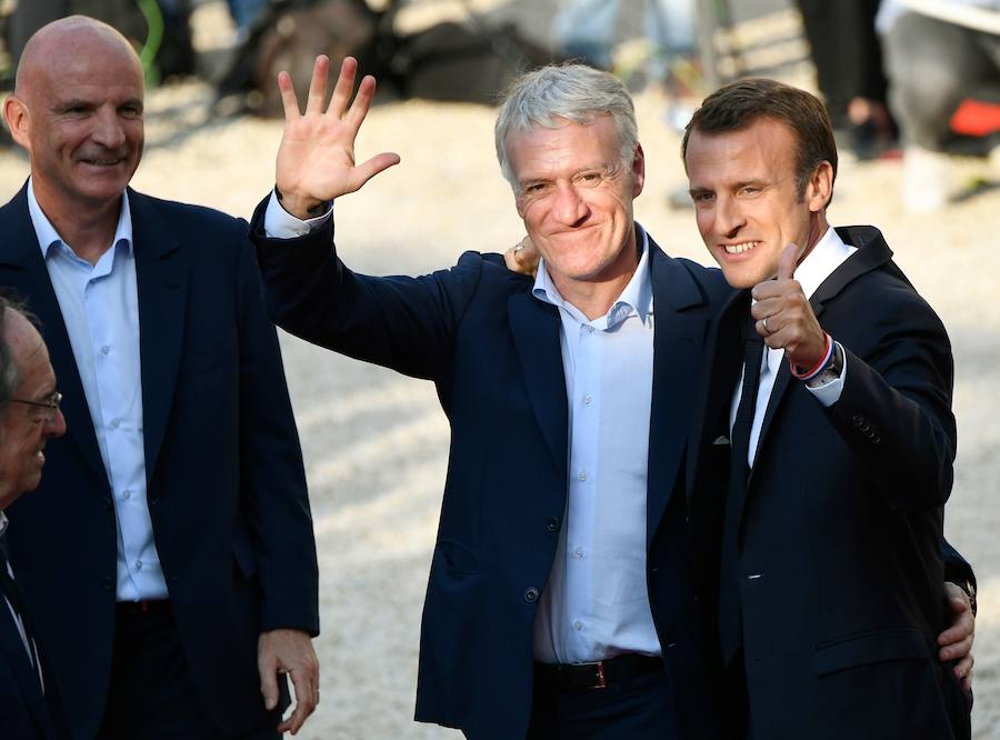 Los 'bleus' entregaron la Copa del Mundo a la afición y celebraron su victoria por las calles de París y en el Palacio del Elíseo con el presidente Emmanuel Macron