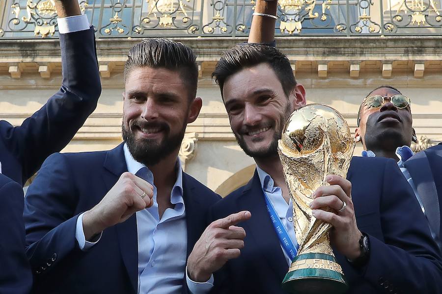 Los 'bleus' entregaron la Copa del Mundo a la afición y celebraron su victoria por las calles de París y en el Palacio del Elíseo con el presidente Emmanuel Macron