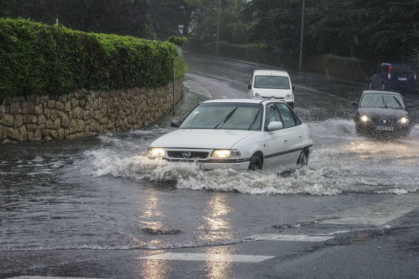 Fotos: Caen más de 20 litros en Santander en apenas dos horas