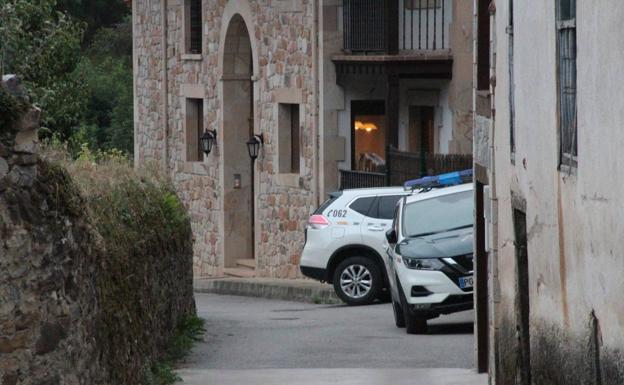 Esquina de la casa con los coches de la Guardia Civil rodenado la calle