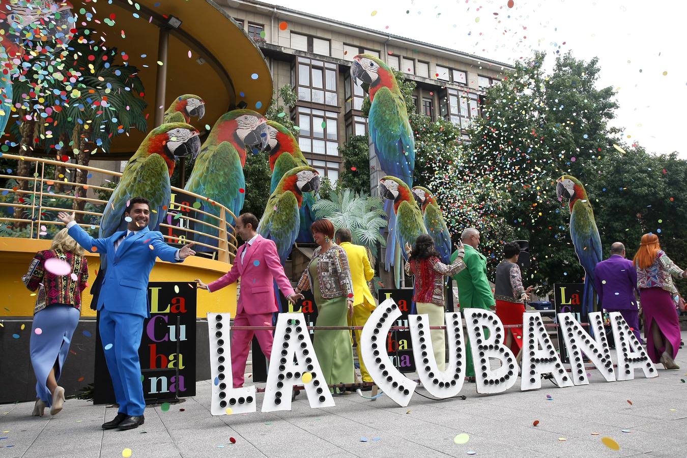 Fotos: La Cubana presenta en la Plaza Mayor de Torrelavega su obra &quot;Adiós Arturo&quot;