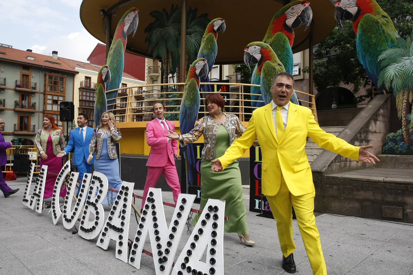 Fotos: La Cubana presenta en la Plaza Mayor de Torrelavega su obra &quot;Adiós Arturo&quot;