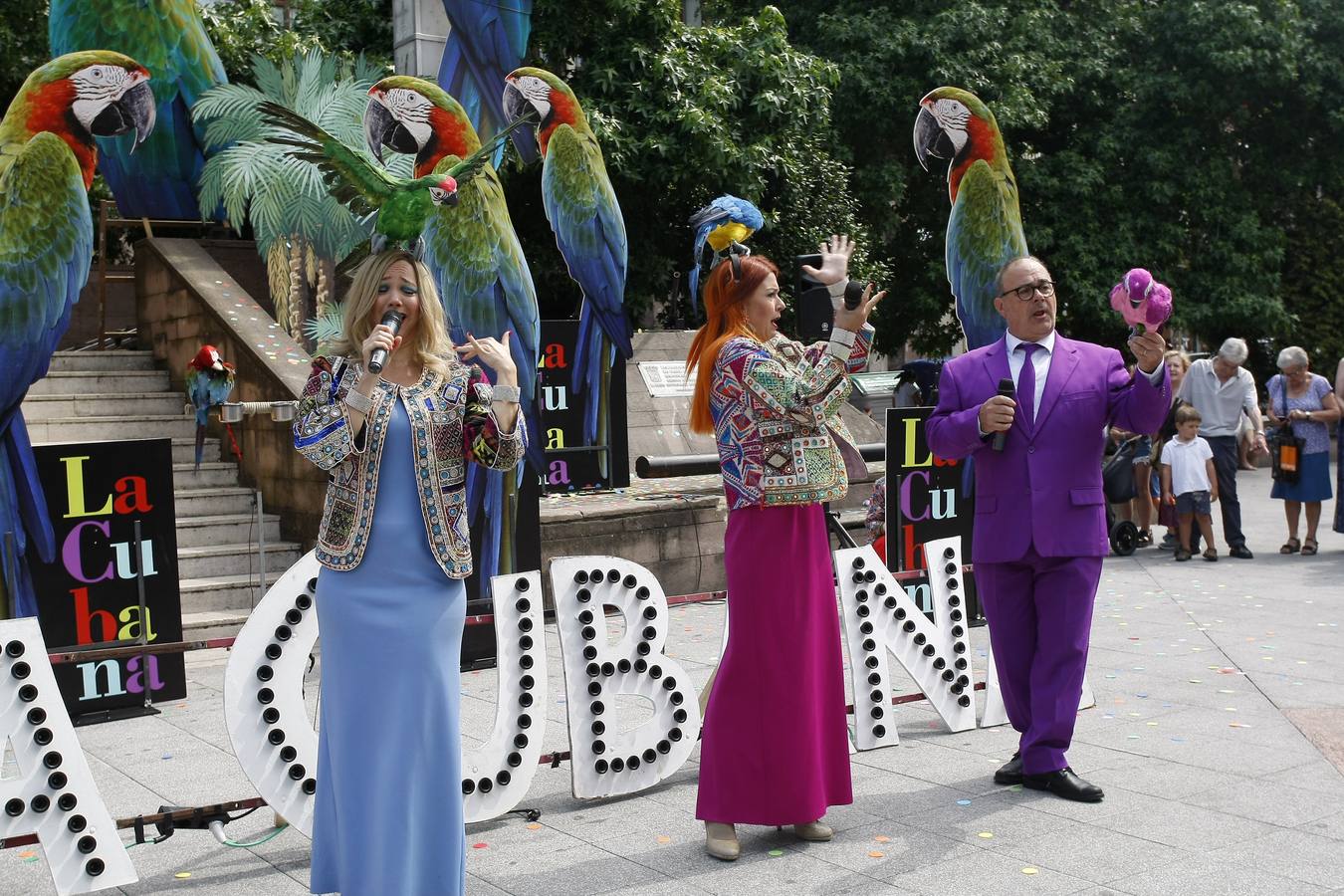 Fotos: La Cubana presenta en la Plaza Mayor de Torrelavega su obra &quot;Adiós Arturo&quot;