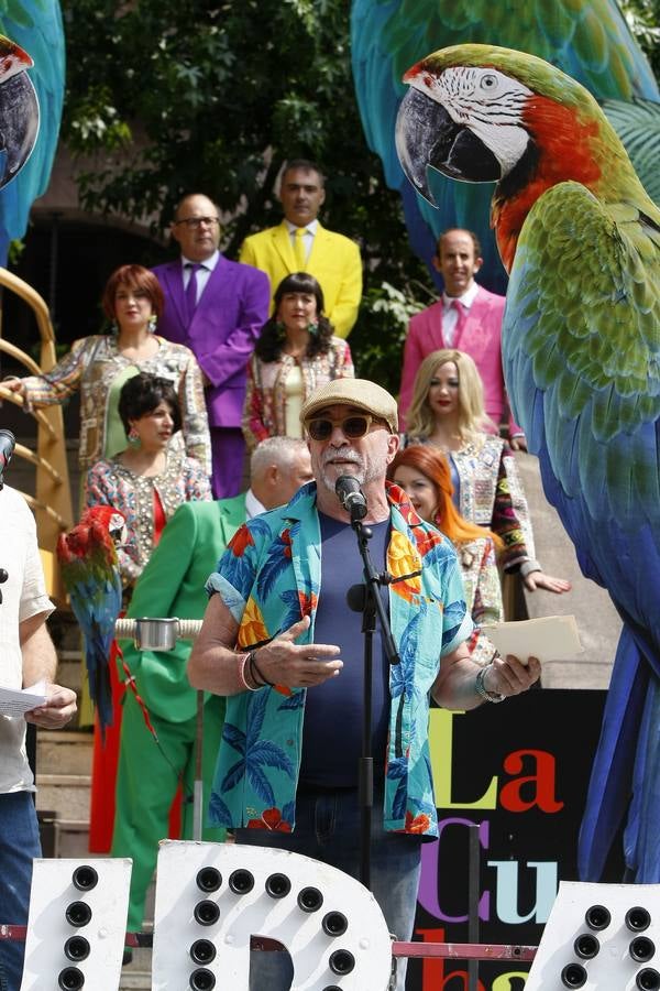 Fotos: La Cubana presenta en la Plaza Mayor de Torrelavega su obra &quot;Adiós Arturo&quot;