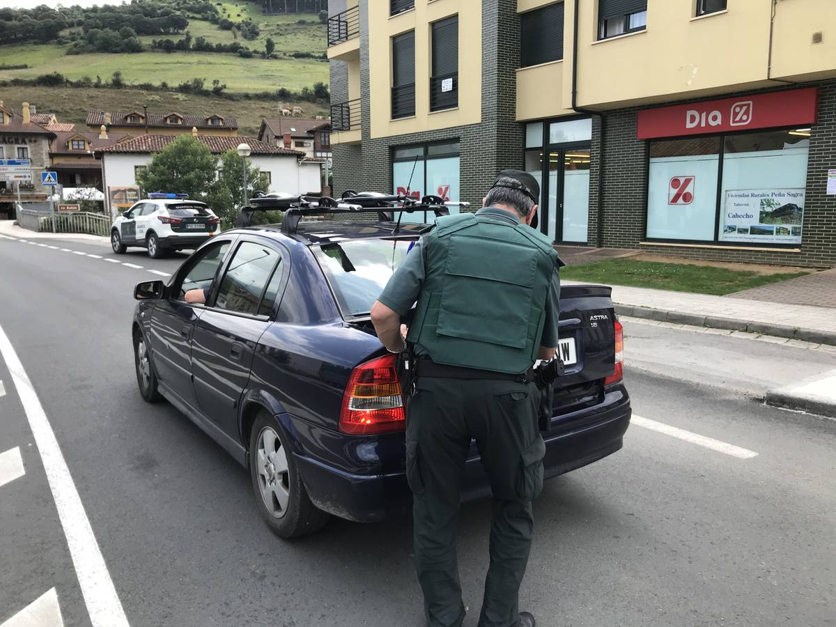 Fotos: Controles de la Guardia Civil en Liébana para dar con Luciano Simón