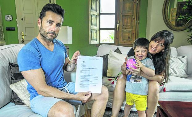 Alejandro Solana, junto a su hijo y a su mujer, muestra el escrito que registró en el Ayuntamiento