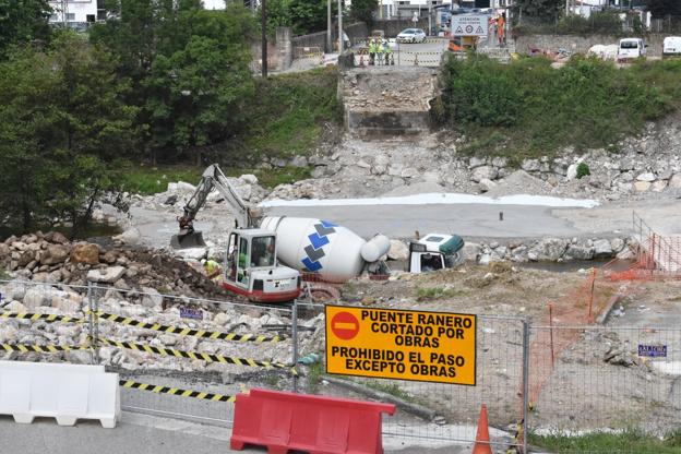 Ya han comenzado las obras de soporte de lo que será la pasarela sobre el río Besaya en Los Corrales.