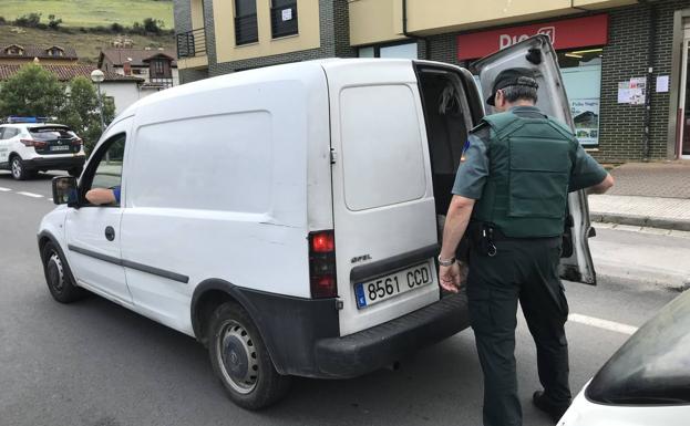 Los guardias registran los coches que circulan por Liébana en busca de Luciano Simón