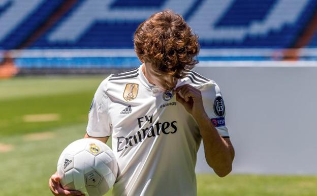 Odriozola besa el escudo del Real Madrid. 