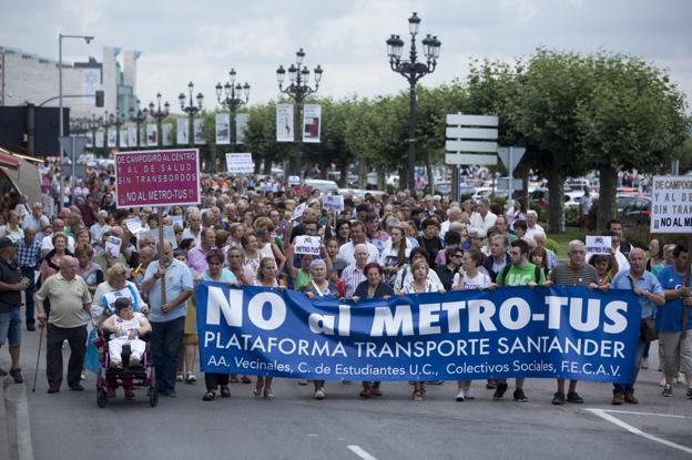 Cabeza de la manifestación que recorrió ayer todo el Paseo de Pereda y la Avenida de Calvo Sotelo, desde Puertochico a la plaza del Ayuntamiento. 