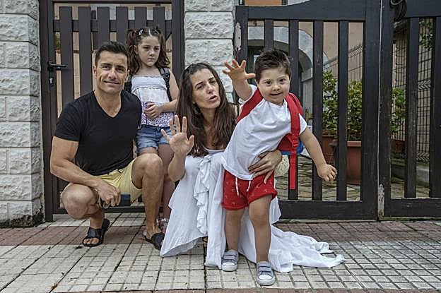 Alejandro sonríe junto a su familia en la puerta de su casa, antes de dirigirse al campamento de Hazas de Cesto en el que han vuelto a ofrecerle una plaza. 
