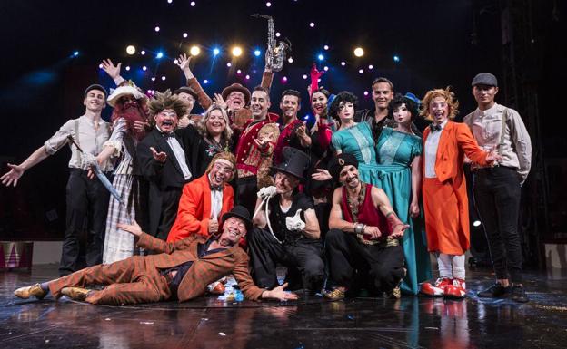 Los artistas que forman parte del circo Quimera, en su presentación. 