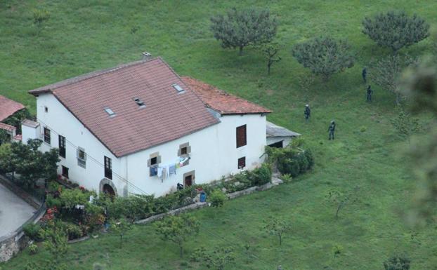 Imagen. Agentes rodeando la casa de Simón, ayer por la mañana cuando ya se había dado a la fuga.