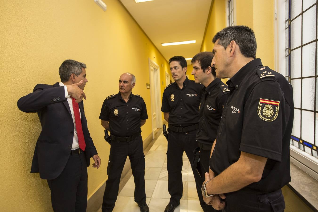 El delegado del Gobierno, Pablo Zuloaga, el jefe superior de Policía de Cantabria, Héctor Moreno, y responsables de la investigación, dan a conocer los resultados de la 'Operación Cicerone', que ha conseguido desarticular una organización dedicada a la trata de seres humanos con fines de explotación sexual.