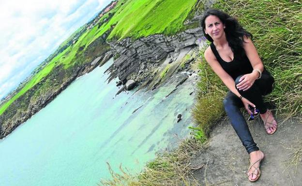 María Oruña, en el acantilado de Punta Ballota, en Suances. :: dm