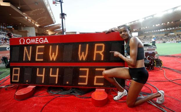 Chepkoech posa con la plusmarca mundial de 3.000 obstáculos. 