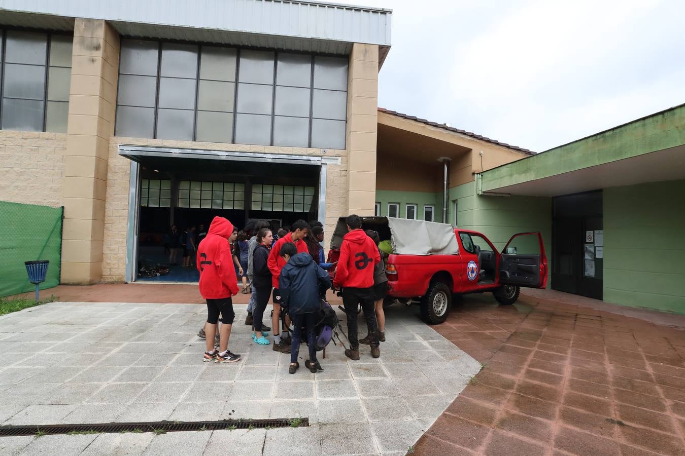 Fotos: Trescientos niños evacuados de un campamento en Rionansa por las fuertes lluvias