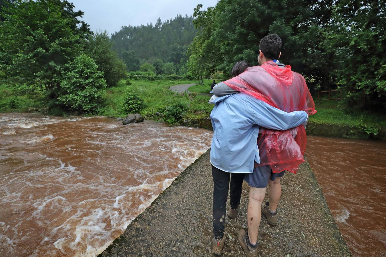 Fotos: Trescientos niños evacuados de un campamento en Rionansa por las fuertes lluvias