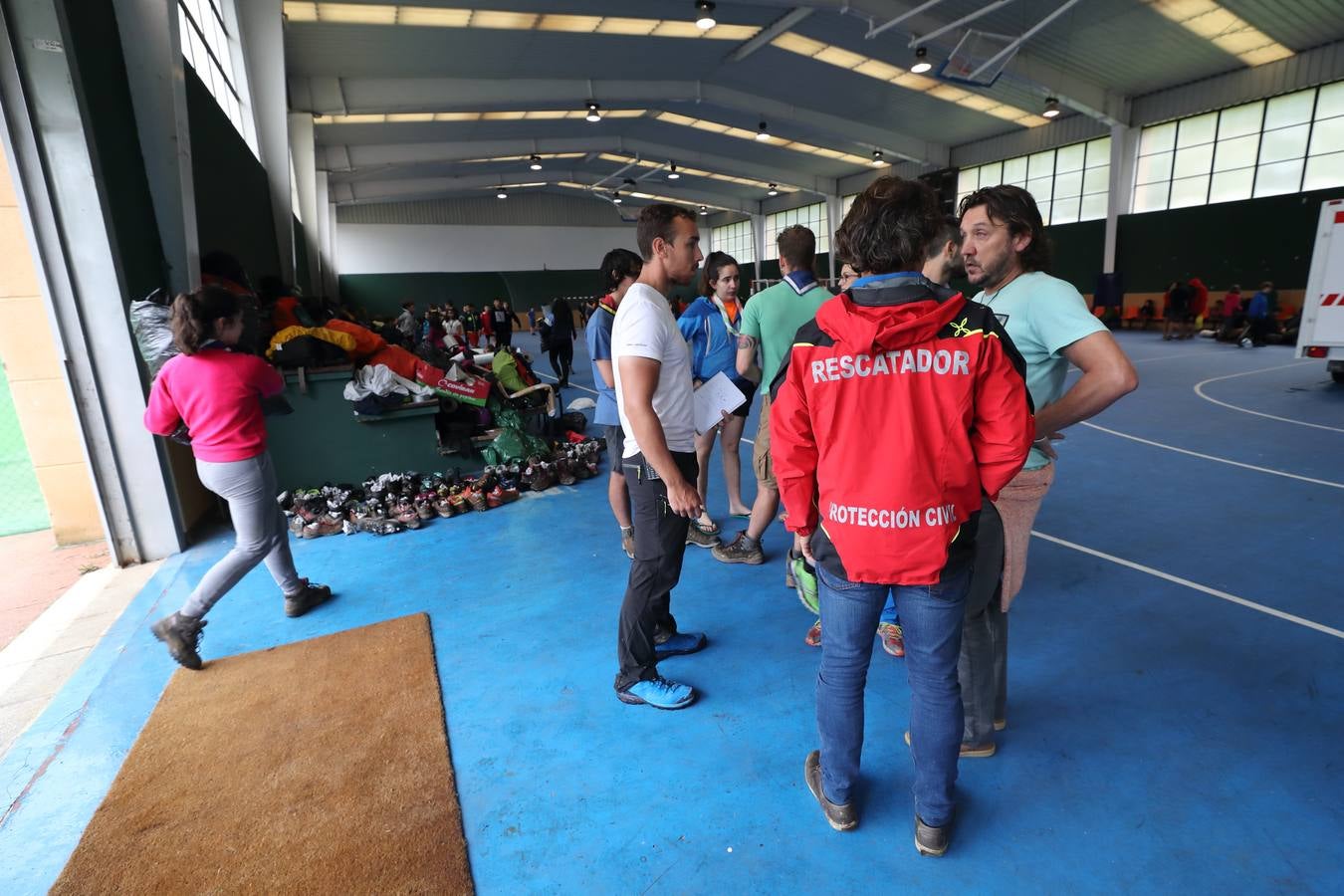 Fotos: Trescientos niños evacuados de un campamento en Rionansa por las fuertes lluvias