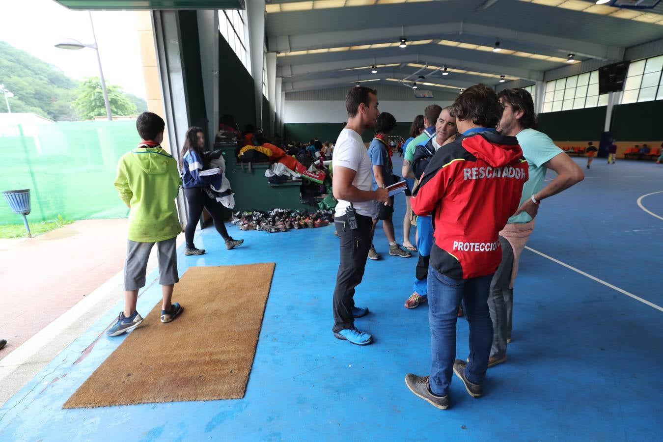 Fotos: Trescientos niños evacuados de un campamento en Rionansa por las fuertes lluvias