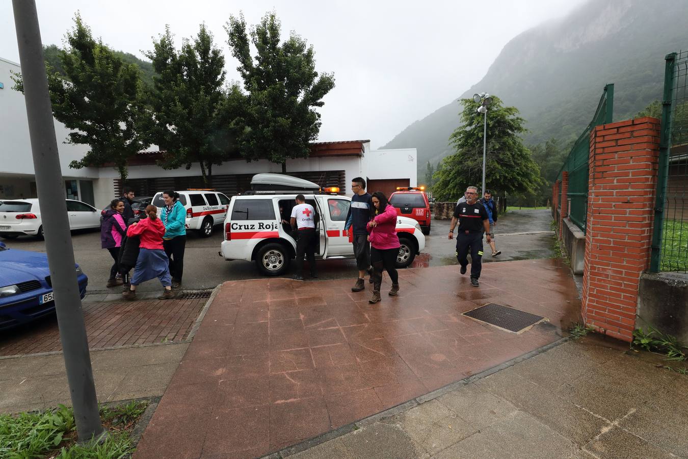 Fotos: Trescientos niños evacuados de un campamento en Rionansa por las fuertes lluvias