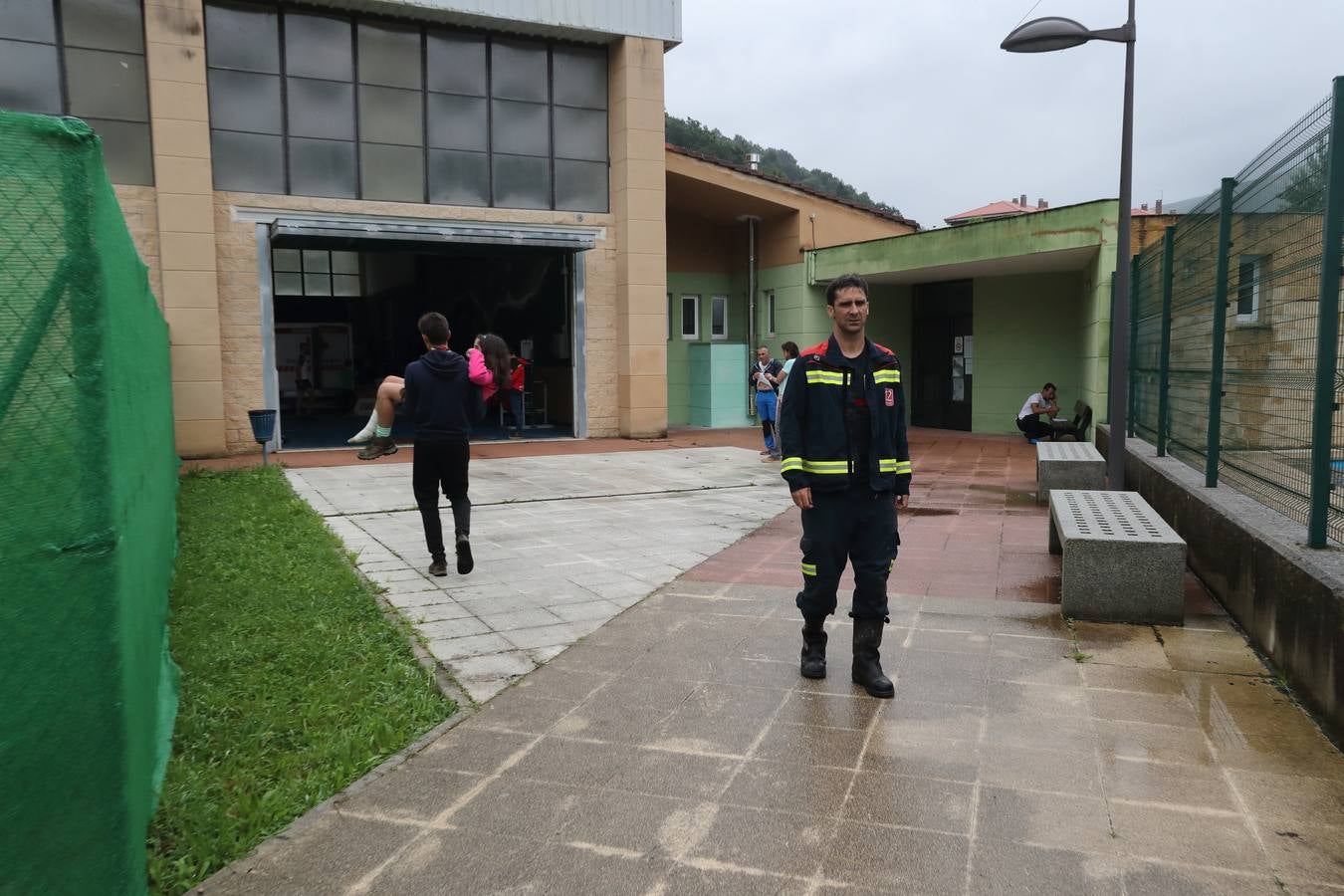 Fotos: Trescientos niños evacuados de un campamento en Rionansa por las fuertes lluvias