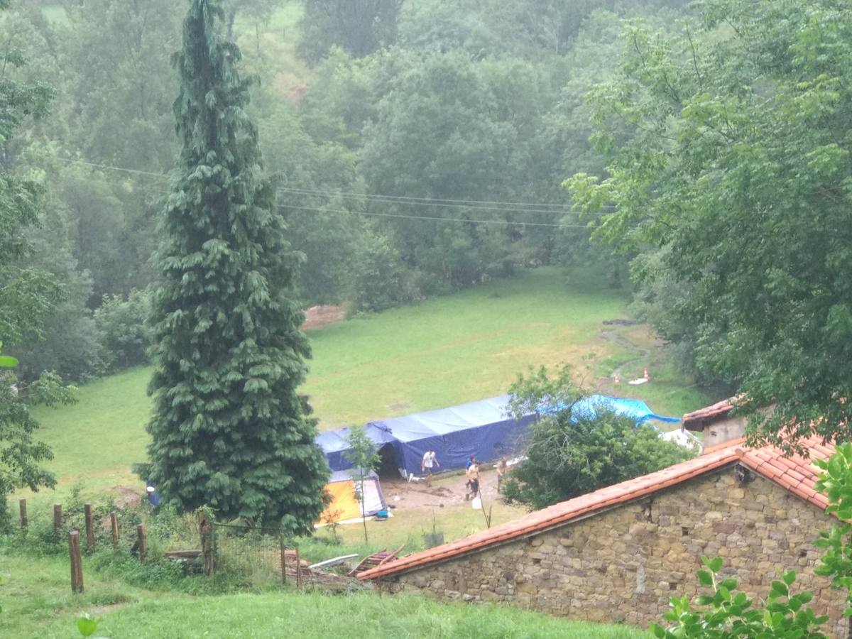 Fotos: Trescientos niños evacuados de un campamento en Rionansa por las fuertes lluvias