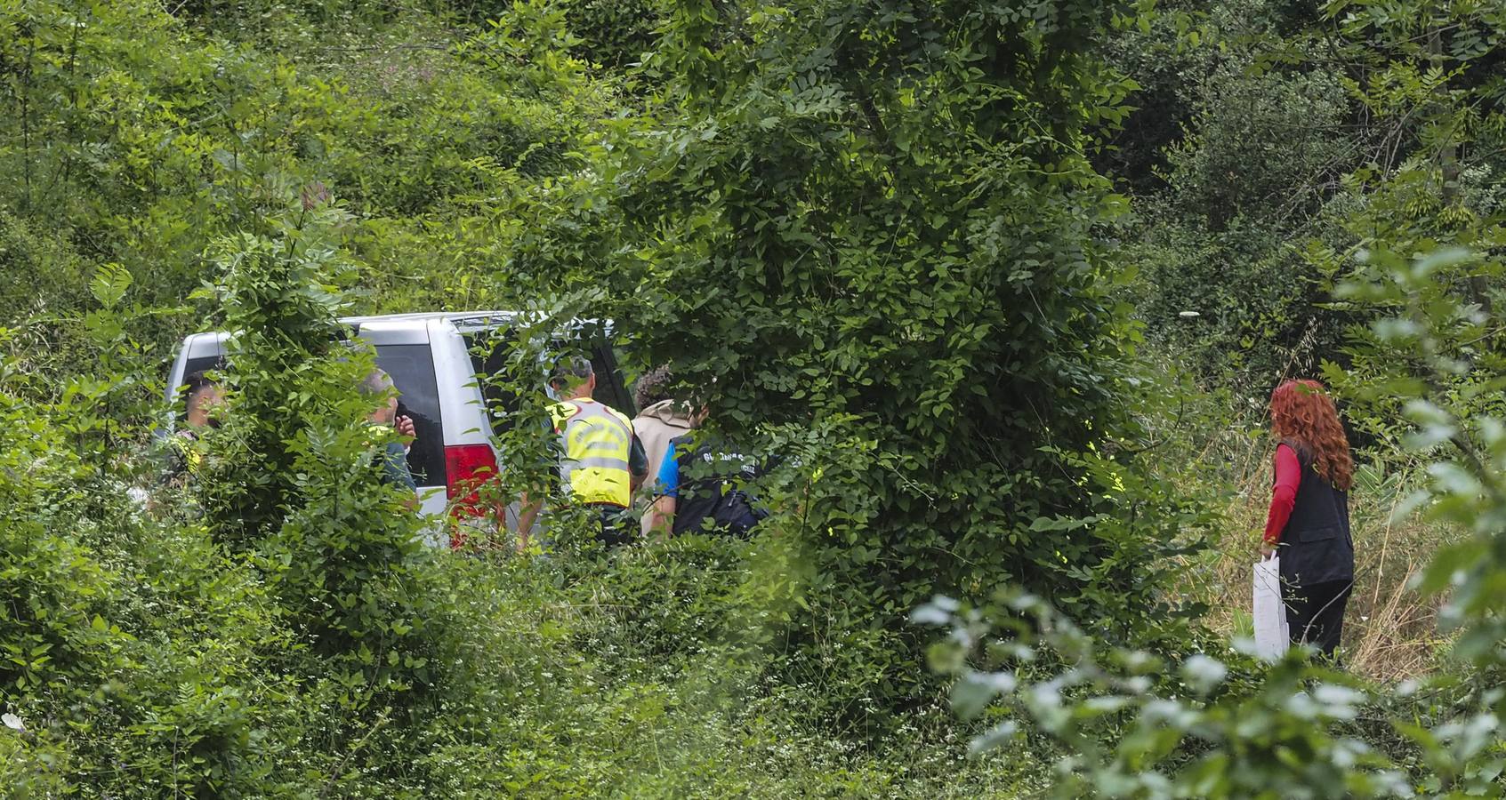 El fugitivo de Turieno regresó a su casa y al monte en el que estuvo escondido durante unas horas para reconstruir su huida, pero su escopeta no aparece. Guardias civiles, funcionarios judiciales y su abogado le acompañaron en esta reconstrucción, en un amplio dispositivo en el que también han colaborado operarios de Montes.