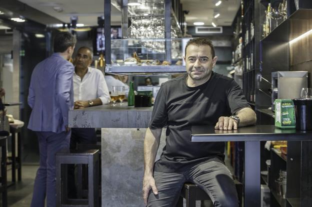 Nacho Basurto, en una de las mesas de la barra de su nuevo negocio en la calle Hernán Cortés.