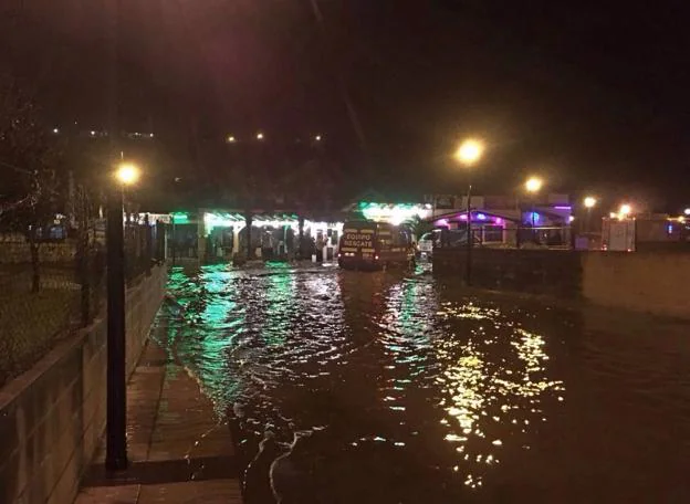 Una de las inundaciones recientes del asador El Álamo de Suances. :: Dm