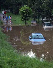 Imagen secundaria 2 - En tan solo diez minutos la parte baja del aparcamiento se convirtió en una piscina.