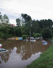 Imagen secundaria 2 - Una tromba de agua inunda un aparcamiento de Santillana del Mar y afecta a 60 vehículos