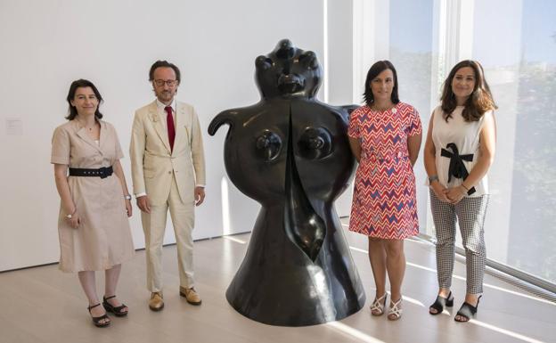 Imagen principal - El nieto del artista, Joan Punyet Miró, acompañado de la directora ejecutiva del Centro Botín, Fátima Sánchez, la alcaldesa de Santander, Gema Igual, y la concejala de Cultura, Miriam Díaz.