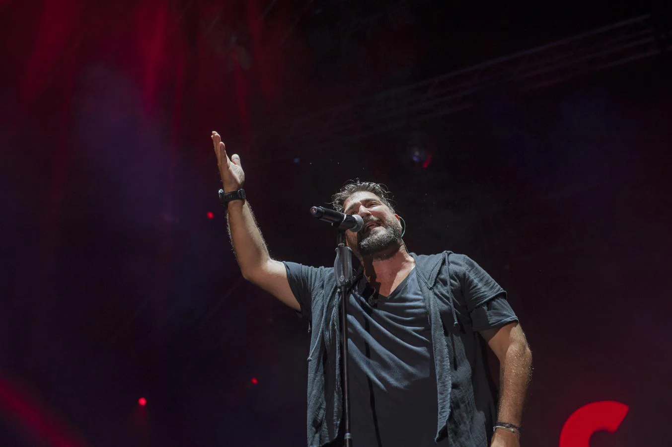 El cantante Antonio Orozco cerró anoche en Torrelavega los conciertos de la primera jornada del X Música en Grande