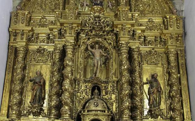 El altar mayor es de estilo barroco churrigueresco, datado en el siglo XVIII, y atribuido a maestros de Siete Villas.