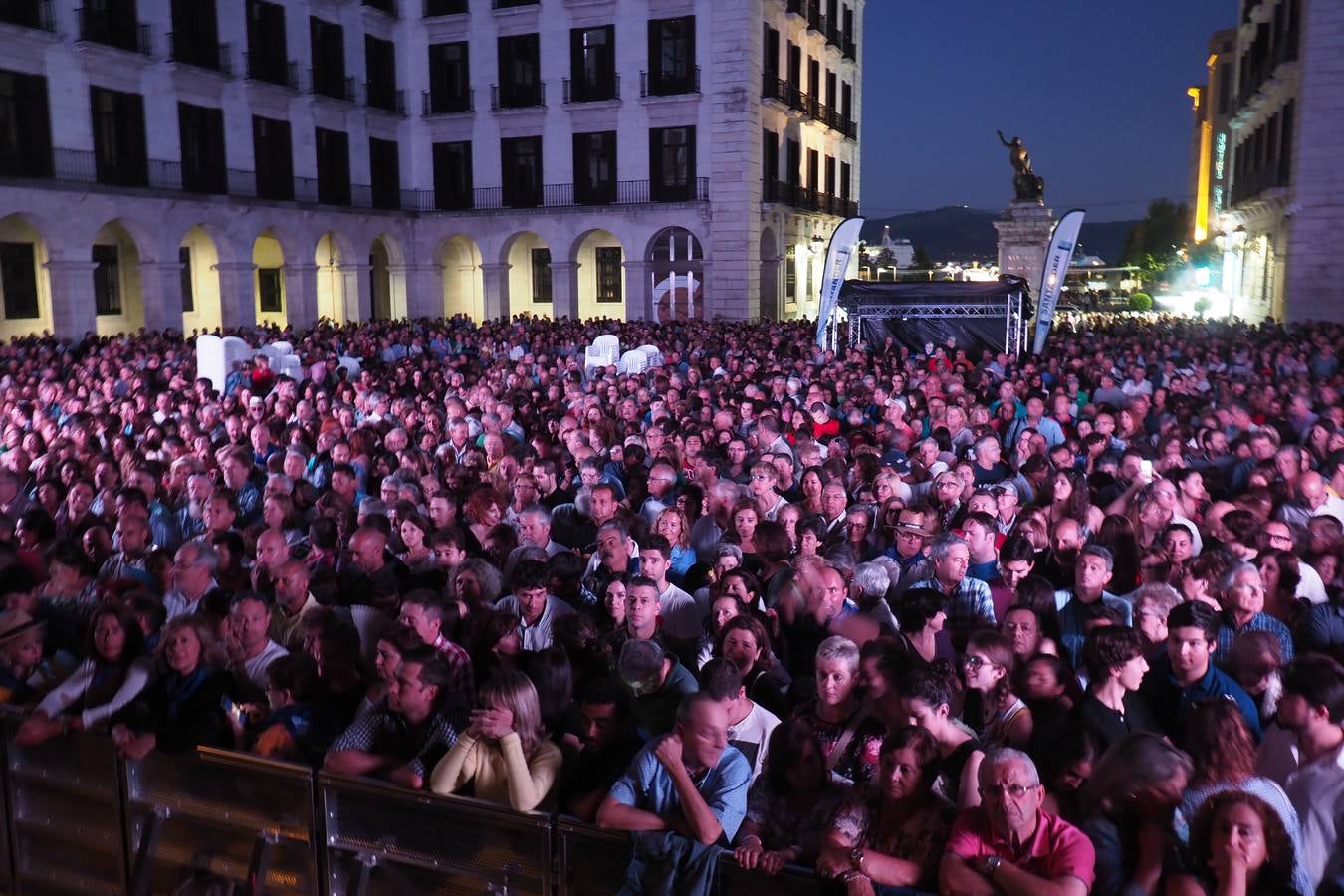 El grupo Son de Flamenco y artistas invitados presentaron anoche el espectáculo '100 años de Carmen Amaya, en la Plaza Porticada