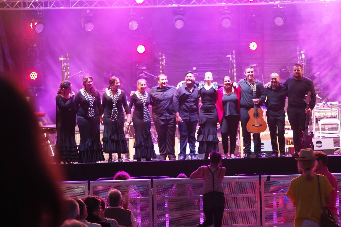 El grupo Son de Flamenco y artistas invitados presentaron anoche el espectáculo '100 años de Carmen Amaya, en la Plaza Porticada