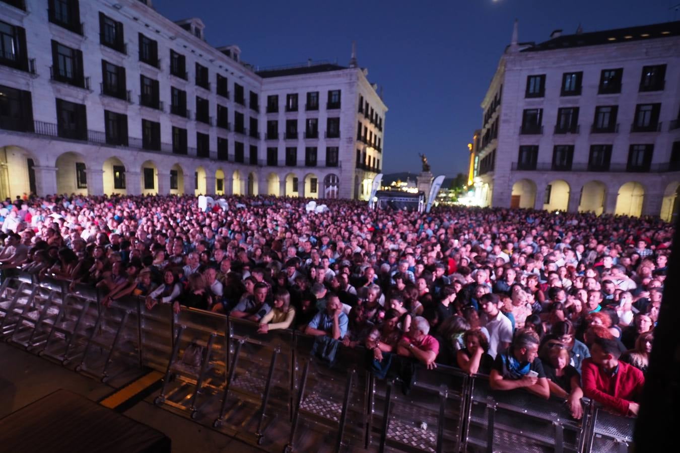 El grupo Son de Flamenco y artistas invitados presentaron anoche el espectáculo '100 años de Carmen Amaya, en la Plaza Porticada