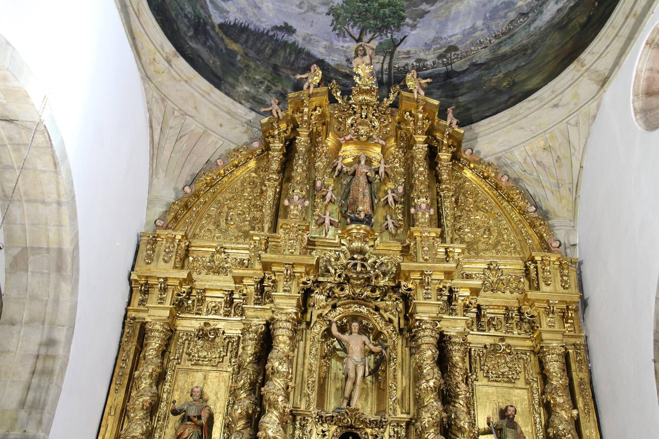 Una escultura de ángel desaparecida del retablo del altar mayor de la Parroquia de San Sebastián fue sustituida hace años por un malogrado dibujo 