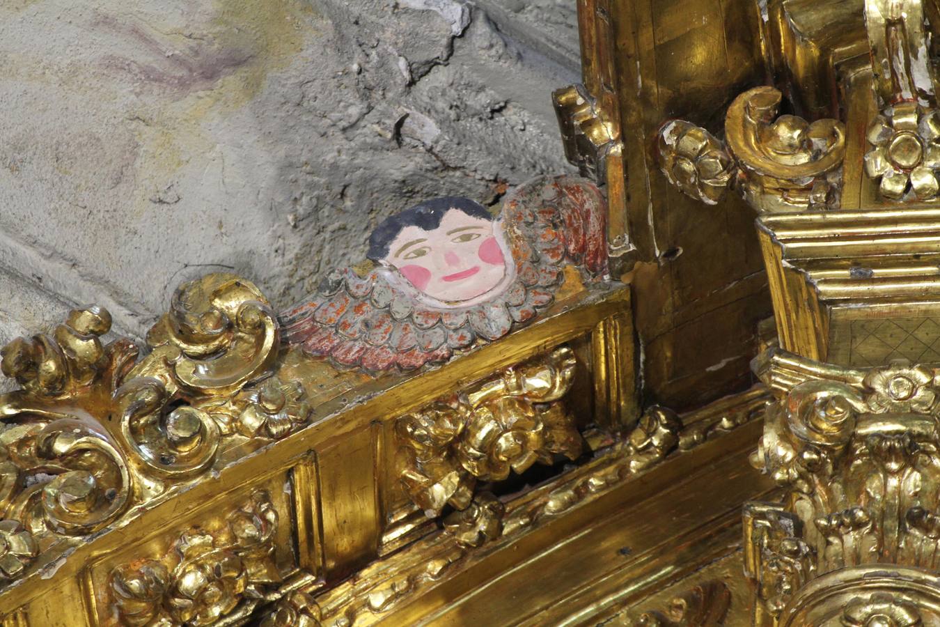 Una escultura de ángel desaparecida del retablo del altar mayor de la Parroquia de San Sebastián fue sustituida hace años por un malogrado dibujo 