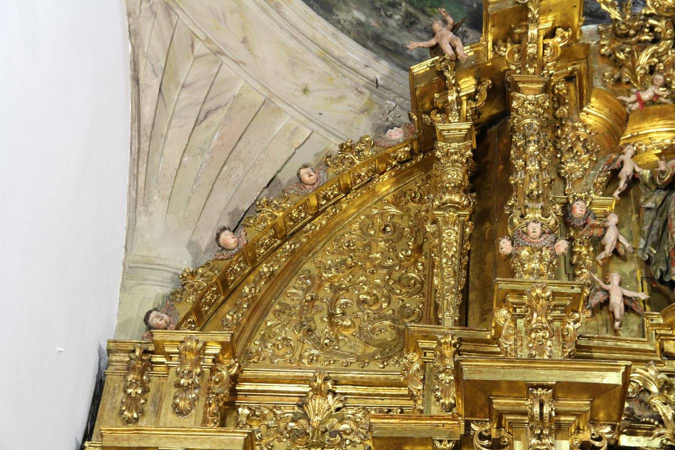 Una escultura de ángel desaparecida del retablo del altar mayor de la Parroquia de San Sebastián fue sustituida hace años por un malogrado dibujo 