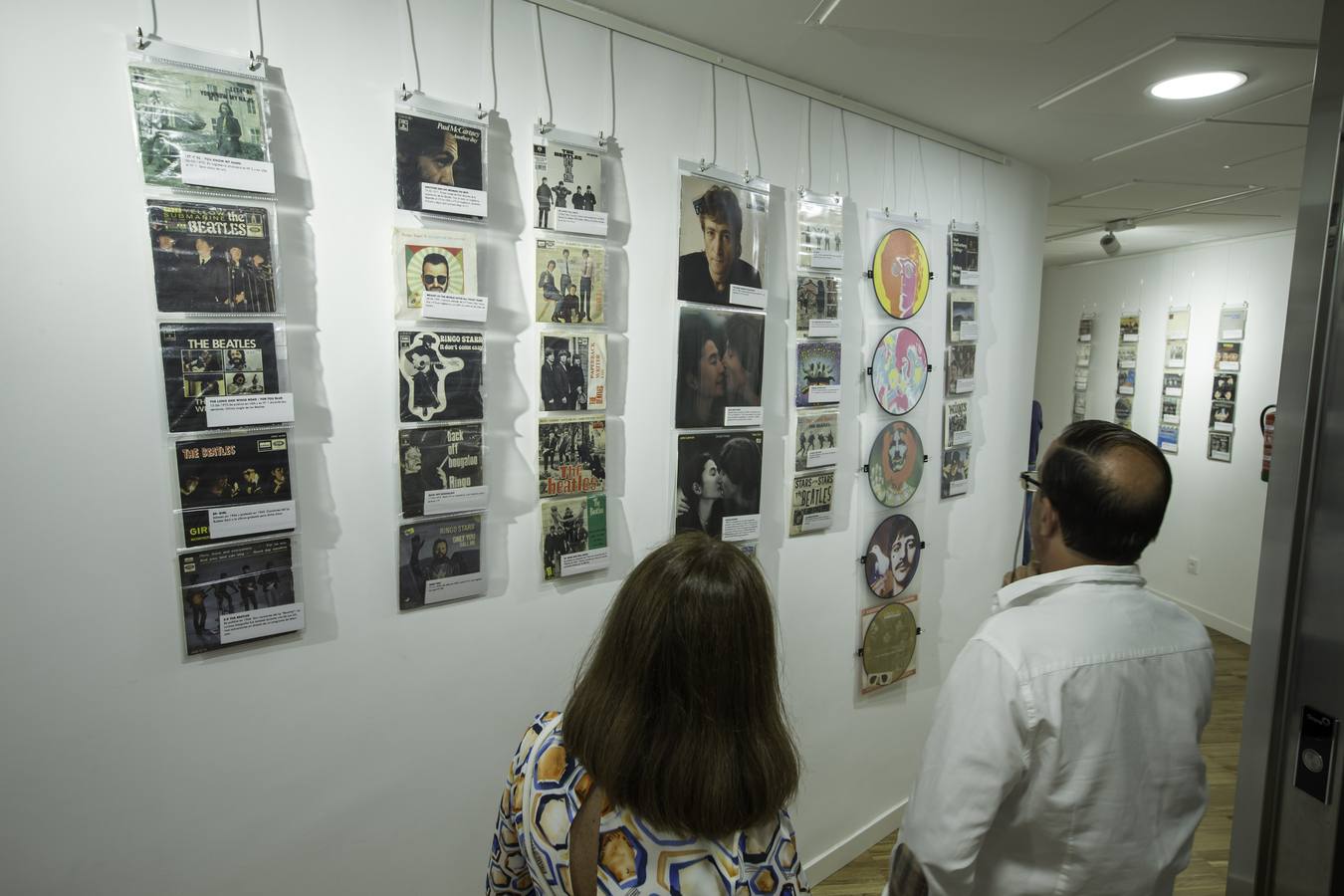 El centro cultural Doctor Madrazo acoge hasta el 7 de agosto la exposición 'Beatlemanía', una muestra formada por discos y objetos relacionados con los Beatles y enmarcada en las actividades organizadas por el Beatles Soul Club para conmemorar el 50 aniversario de la publicación del tema 'Yellow submarine'.