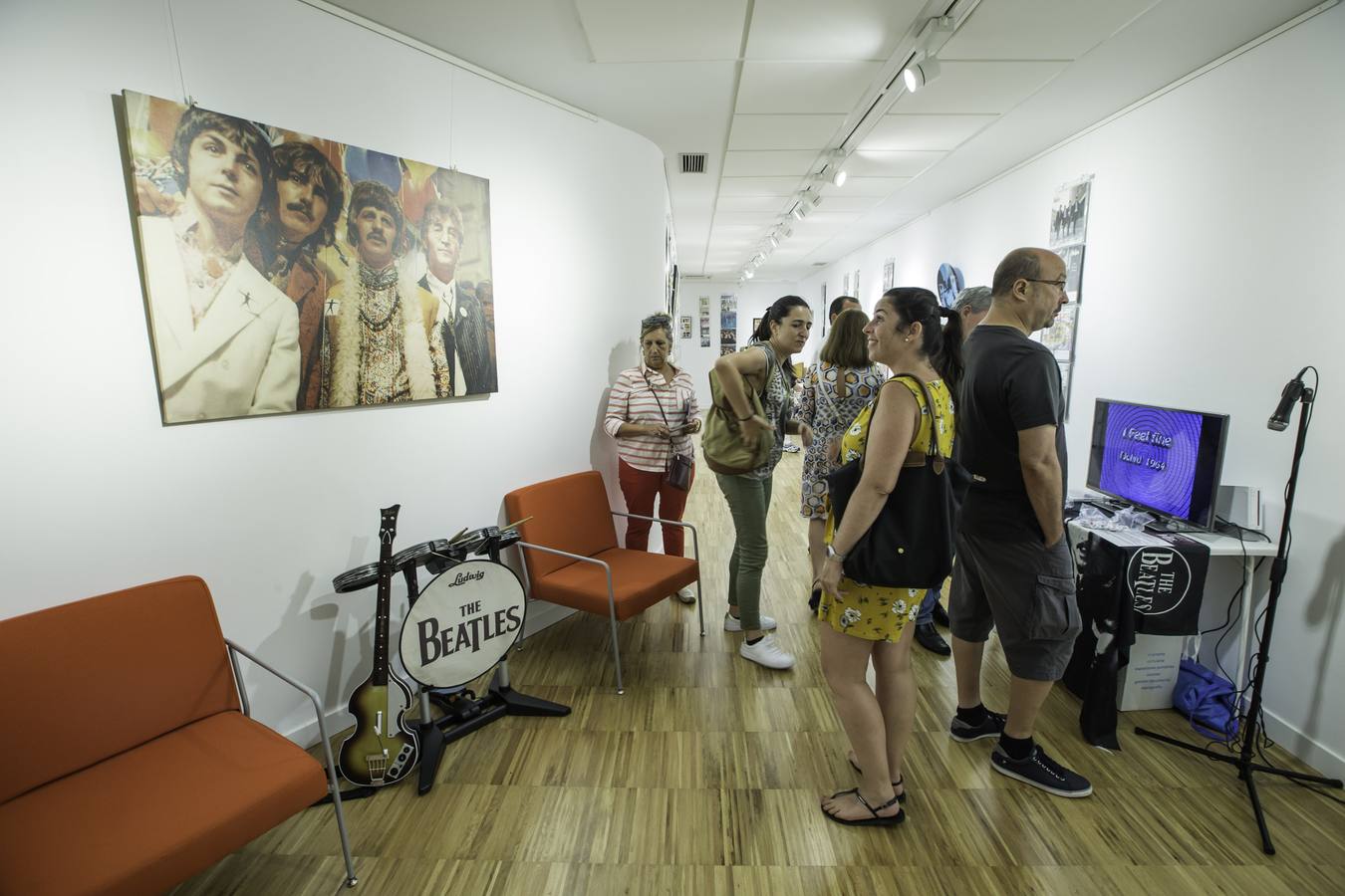 El centro cultural Doctor Madrazo acoge hasta el 7 de agosto la exposición 'Beatlemanía', una muestra formada por discos y objetos relacionados con los Beatles y enmarcada en las actividades organizadas por el Beatles Soul Club para conmemorar el 50 aniversario de la publicación del tema 'Yellow submarine'.