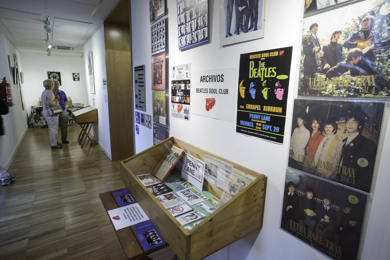 El centro cultural Doctor Madrazo acoge hasta el 7 de agosto la exposición 'Beatlemanía', una muestra formada por discos y objetos relacionados con los Beatles y enmarcada en las actividades organizadas por el Beatles Soul Club para conmemorar el 50 aniversario de la publicación del tema 'Yellow submarine'.